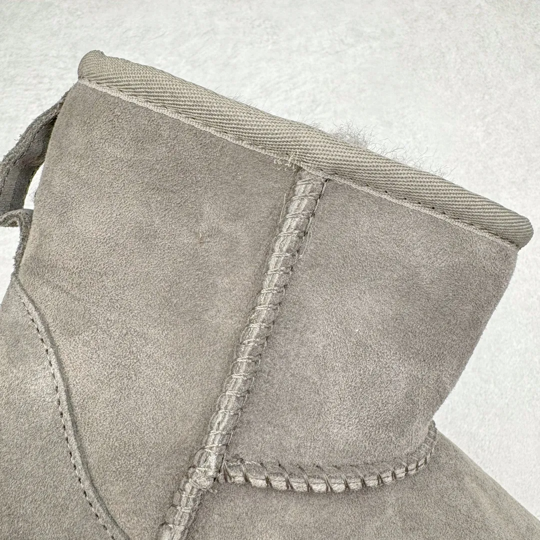 Pick up locally💰520 UGG 6222 Classic short-cut autumn and winter sheepskin and fur integrated snow boots. All shoes are made from the same factory as ZP. Longfeng A-grade Australian imported sheepskin and fur integrated men's and women's boots. Brand OEM production line. Fully follow the ZP process. OEM original pattern maker. Adhering to the principle of no original shoes and no development selection. Pay attention to every detail. The most authentic version on the market. TREADLITE "Light Wing" technology outsole. Lightweight/durable/flexible/pile size: 35 36 37 38 39 40 41 42 43 44 45 Coding: by2936070